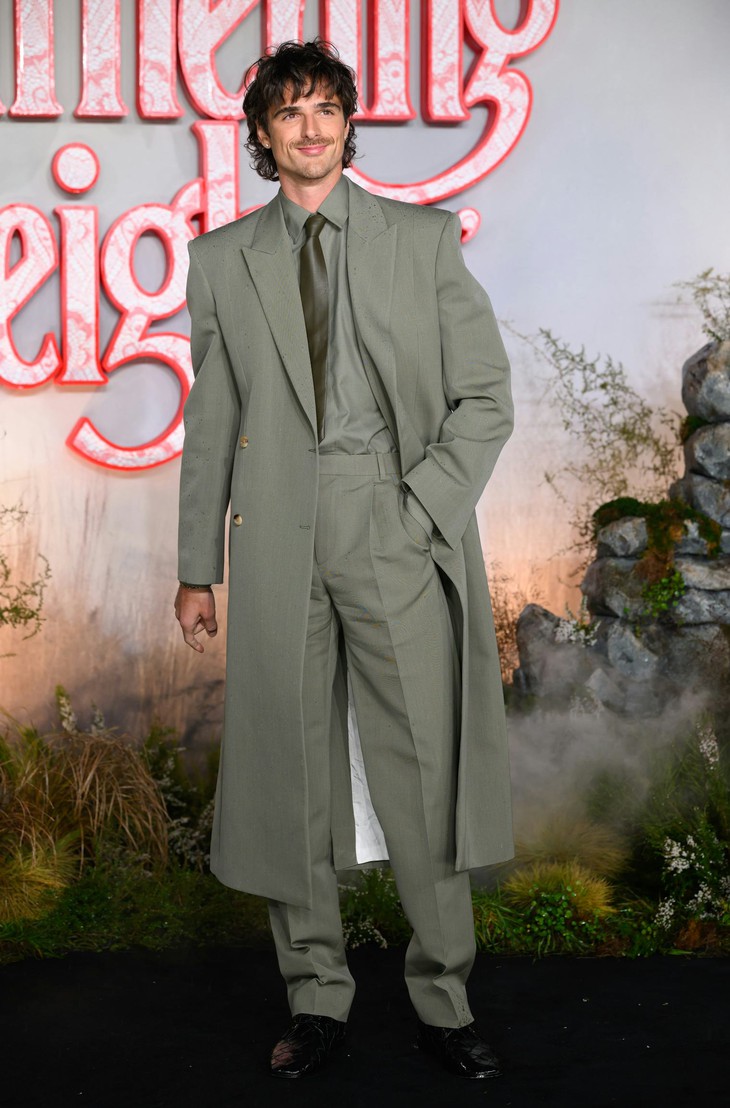 Phong cách cổ điển của Jacob Elordi trên thảm đỏ Đồi gió hú - Ảnh 3.