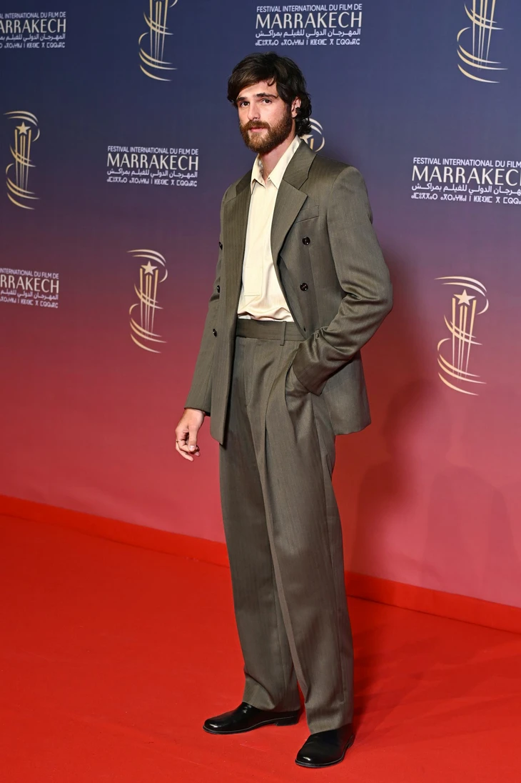 Phong cách cổ điển của Jacob Elordi trên thảm đỏ Đồi gió hú - Ảnh 9.