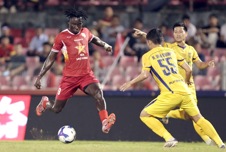 Ngoại binh quá tệ, Hồng Lĩnh Hà Tĩnh thua đội láng giềng - Ảnh 2.