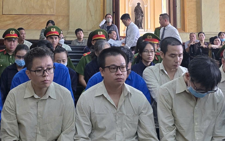 Tiếp tay buôn lậu, Cựu chi cục trưởng Chi cục Thú y vùng VI bị đề nghị đến 9 năm tù - Ảnh 2.