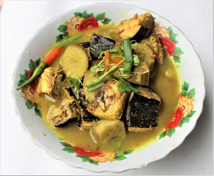 Cá đuối biển Nam Ô om chuối xanh - Ảnh 1.