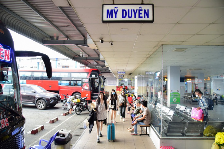 Cần xử lý nghiêm nhà xe 'thừa nước đục thả câu', chặt chém khách về quê ăn Tết - Ảnh 1.