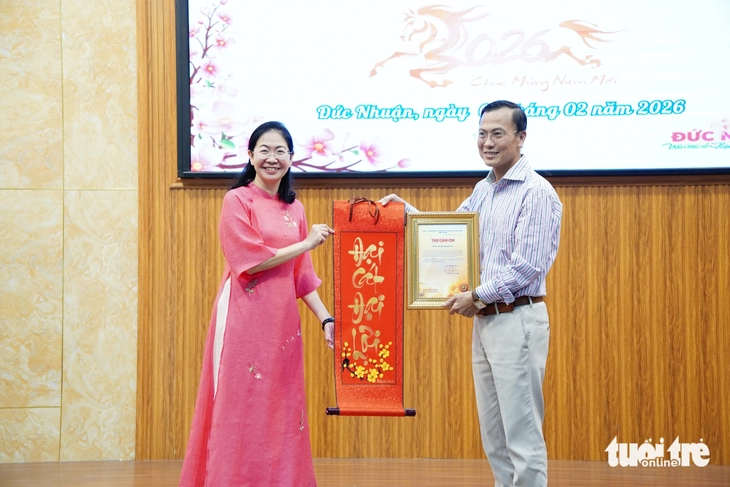 Báo Tuổi Trẻ và phường Đức Nhuận trao quà Tết cho 100 đảng viên - Ảnh 8.