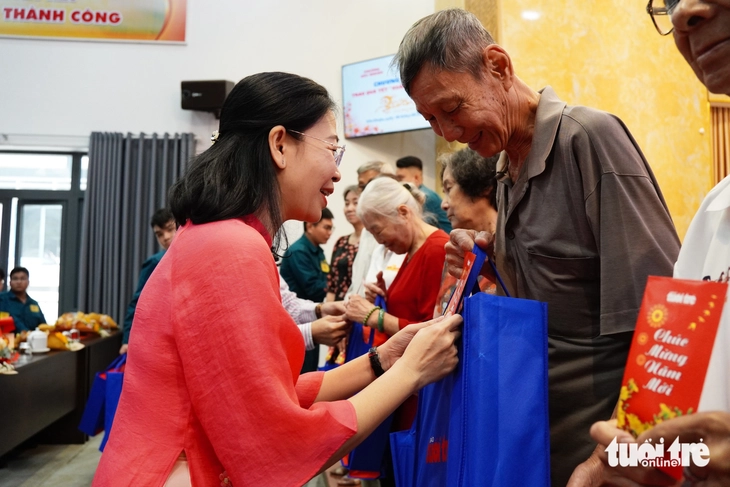 Báo Tuổi Trẻ và phường Đức Nhuận trao quà Tết cho 100 đảng viên - Ảnh 2.