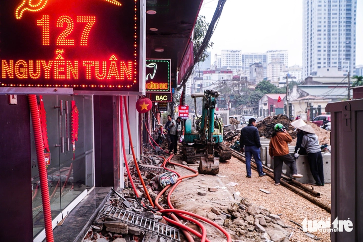Dân Hà Nội 'kêu trời' vì con đường thi công ì ạch, bụi bay mù mịt, lật tung vỉa dịp cận Tết - Ảnh 7.