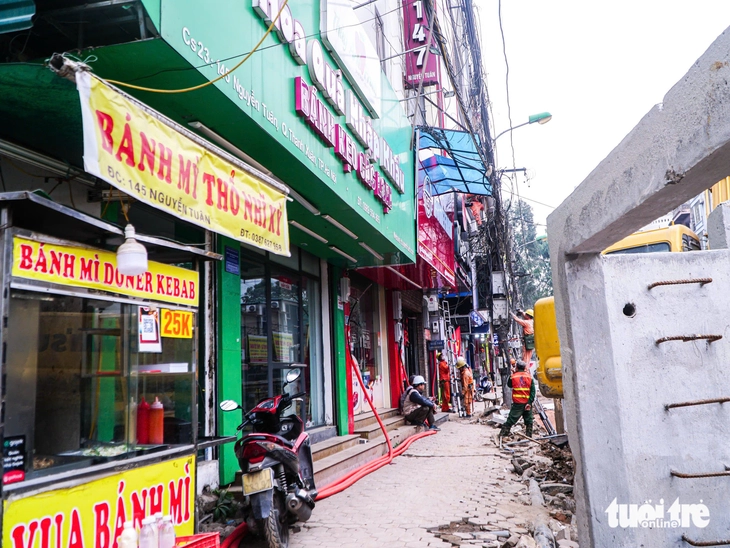 Dân Hà Nội 'kêu trời' vì con đường thi công ì ạch, bụi bay mù mịt, lật tung vỉa dịp cận Tết - Ảnh 9.