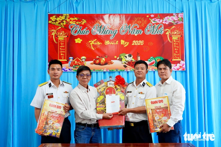 1.700 bộ báo Tuổi Trẻ Xuân đến với chiến sĩ hải quân - Ảnh 2.