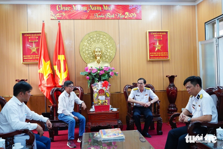 1.700 bộ báo Tuổi Trẻ Xuân đến với chiến sĩ hải quân - Ảnh 3.