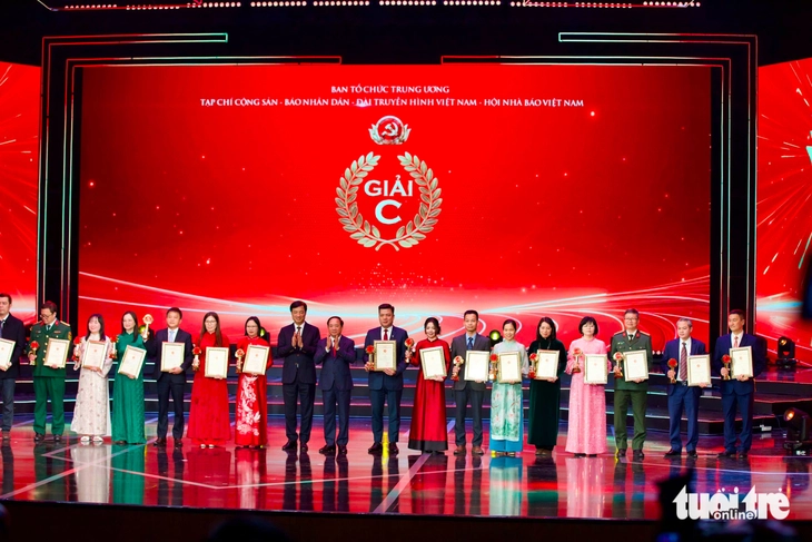 Búa liềm vàng - Ảnh 8.