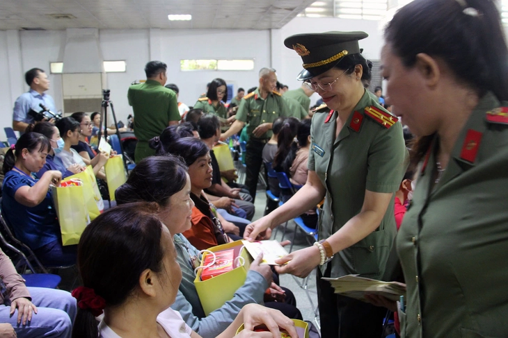 Công an Đồng Nai chúc Tết, tặng quà cho công nhân Pouchen - Ảnh 2.