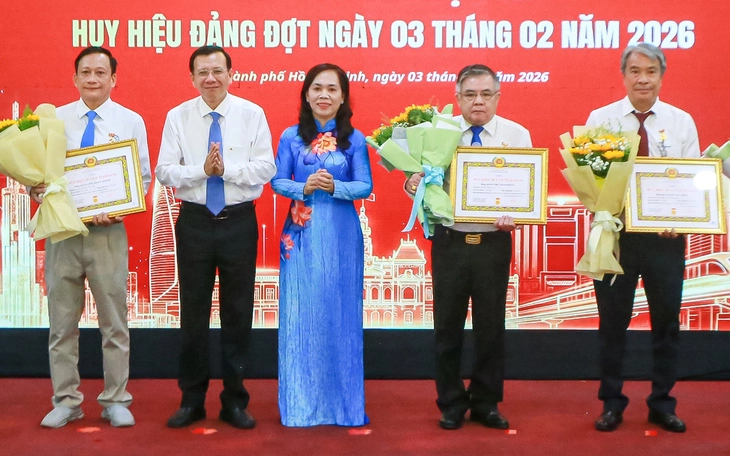 Trao huy hiệu 40 năm tuổi Đảng tặng PGS.TS Trần Hoàng Ngân, luật sư Phan Trung Hoài - Ảnh 3.
