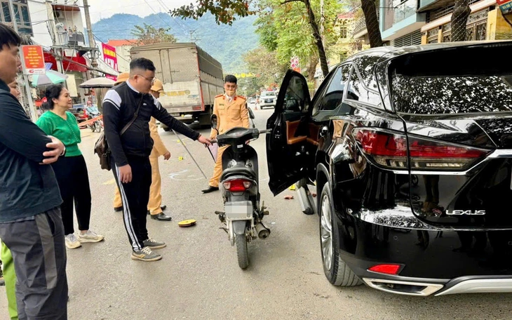 Vụ tài xế Lexus mở cửa xe gây tai nạn: Cần tập thói quen luôn dùng tay xa cửa nhất để mở - Ảnh 2.