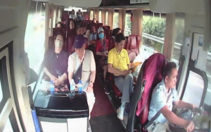 Nhiều hành khách xe limousine bị phạt vì không thắt dây an toàn - Ảnh 2.