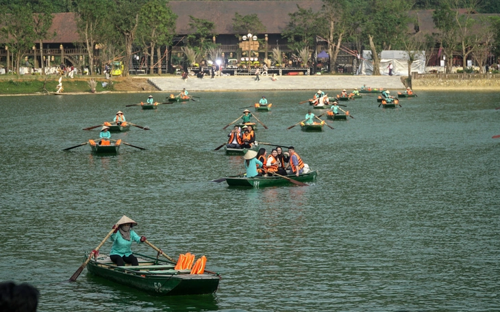 ‘Song mã chầu báo công’ bất ngờ xuất hiện trên cánh đồng lúa Tam Cốc - Ảnh 4.