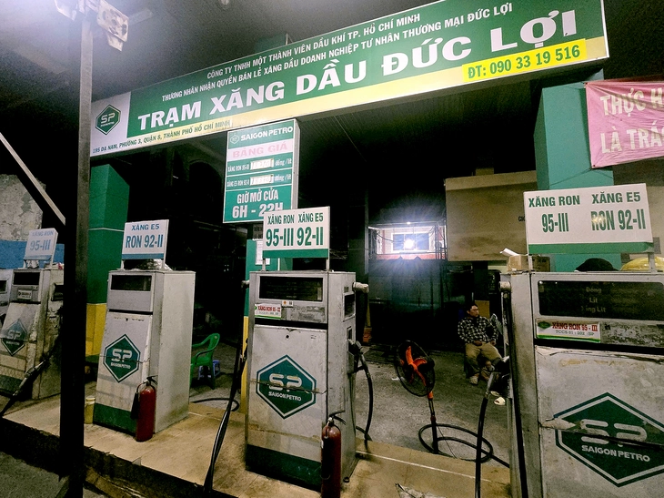 Công an TP.HCM triệt phá đường dây sản xuất xăng RON A95 giả quy mô lớn - Ảnh 2.