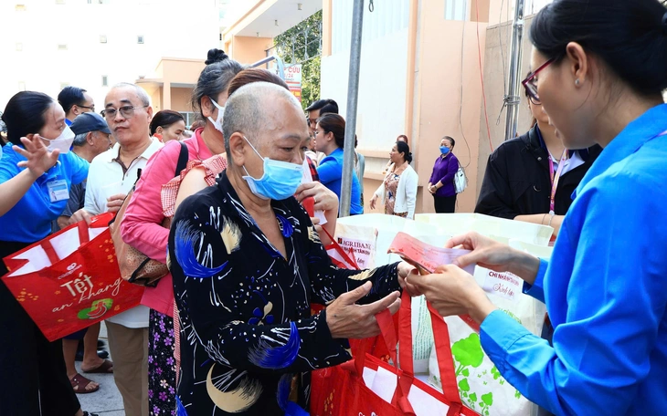 Đón Tết từ xe lăn ở phiên chợ 0 đồng - Ảnh 11.