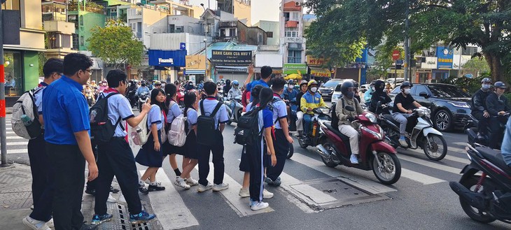 Đón Tết bằng việc tử tế, chiến sĩ xuân tình nguyện lan tỏa 'Tết văn minh' khắp ngõ TP.HCM - Ảnh 6.