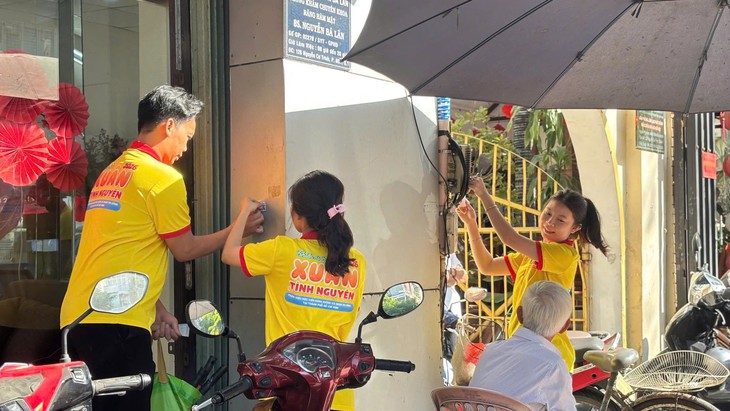 Đón Tết bằng việc tử tế, chiến sĩ xuân tình nguyện lan tỏa 'Tết văn minh' khắp ngõ TP.HCM - Ảnh 5.
