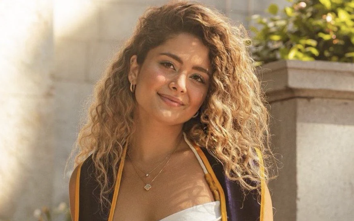 Khách Tây nhầm đám tang là quán ăn, kéo ghế ngồi chờ gọi món - Ảnh 4.