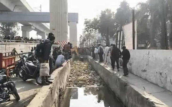 Khách Tây nhầm đám tang là quán ăn, kéo ghế ngồi chờ gọi món - Ảnh 3.