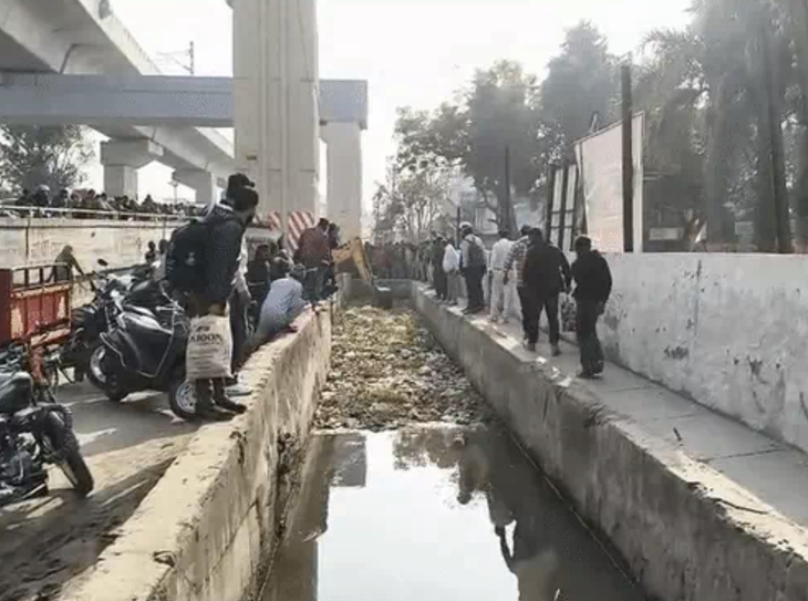 Báo tin giả có người rơi cống để gọi chính quyền đến… dọn rác  - Ảnh 2.