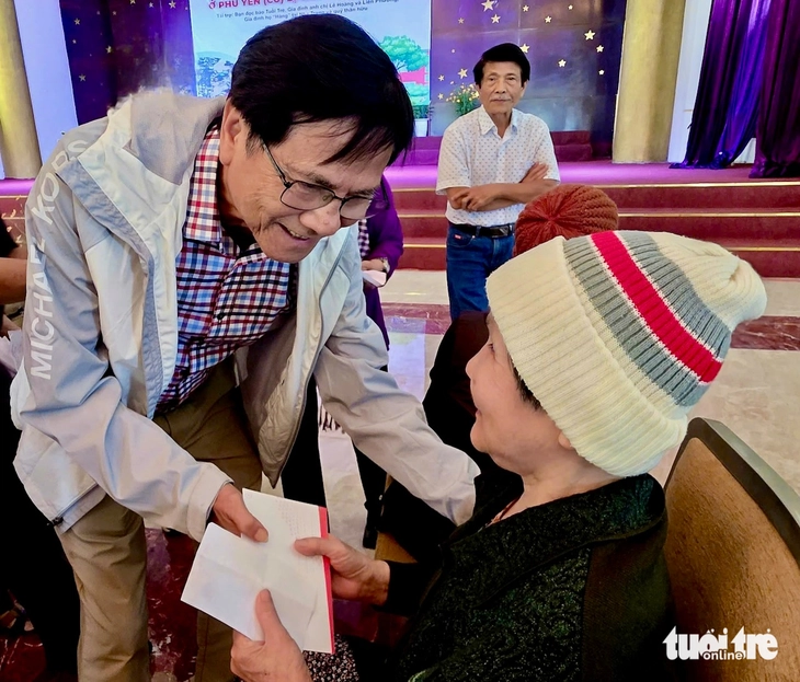 Nguyên cán bộ, phóng viên và bạn đọc Tuổi Trẻ tặng quà Tết cho người khiếm thị Phú Yên cũ - Ảnh 3.