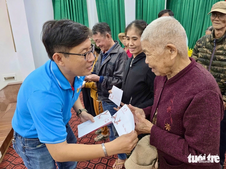 Báo Tuổi Trẻ và Quỹ Thiện Tâm tặng 500 suất quà Tết đến người dân vùng lũ Phú Yên - Ảnh 5.
