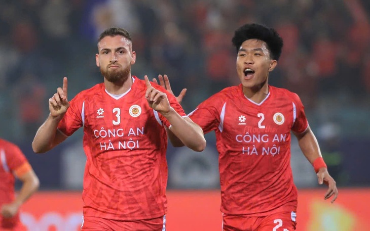 Cầu thủ Việt kiều Canada chào sân V-League - Ảnh 2.