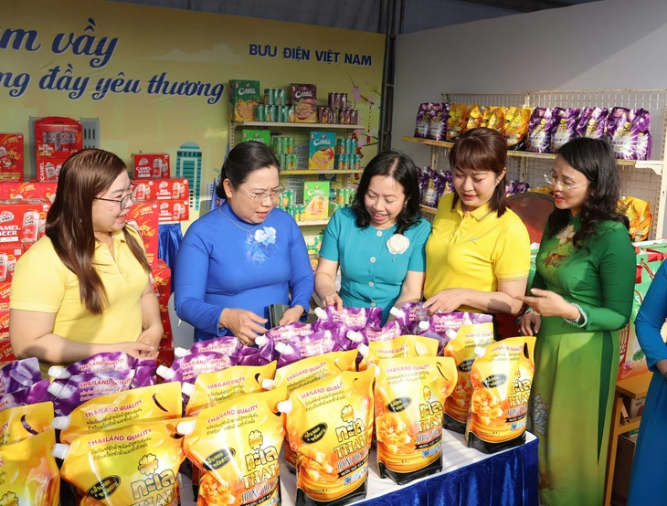 Cần Thơ khai mạc Chợ Tết công đoàn, tặng 20.000 phần quà Tết cho công nhân - Ảnh 3.