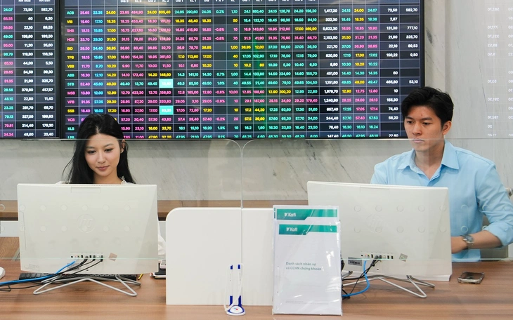 Thắng đậm từ chứng khoán ngay đầu năm 2026, 'cá mập' đang chờ 'con sóng lớn' nào? - Ảnh 2.