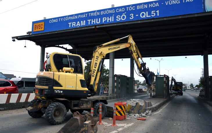 Từ ngày 18-4, tháo dỡ 2 trạm thu phí còn lại trên quốc lộ 51 - Ảnh 2.