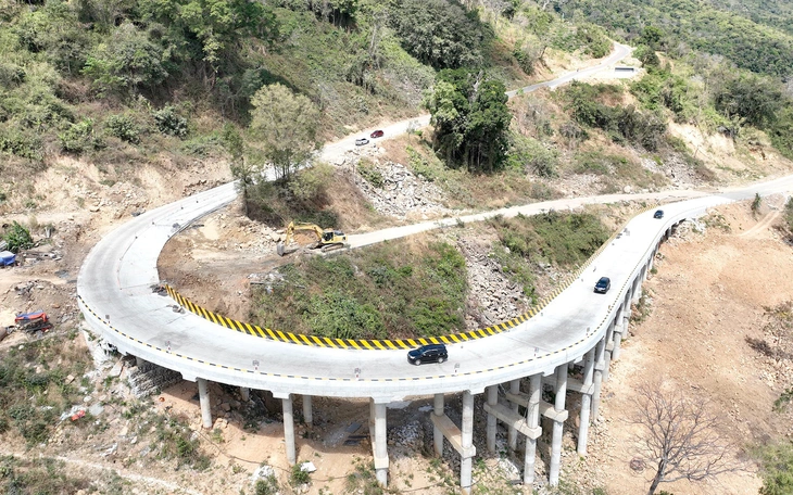 Cào lớp đá mi khiến xe cộ sa lầy trên đèo Đại Ninh - Ảnh 2.