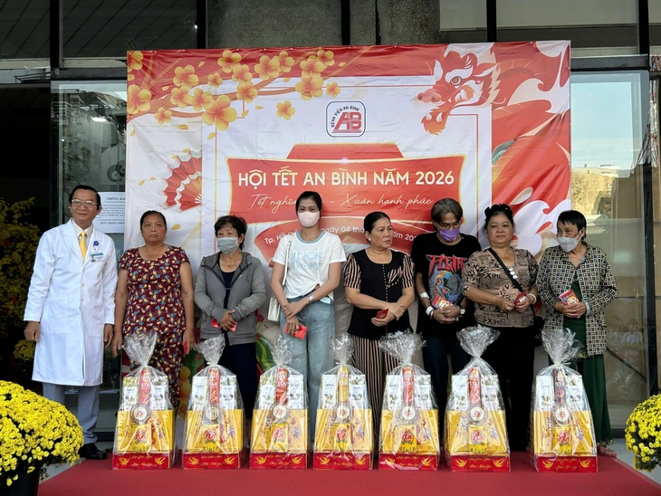Phiên chợ Tết 0 đồng mang xuân ấm áp đến hàng trăm bệnh nhân ở TP.HCM - Ảnh 3.
