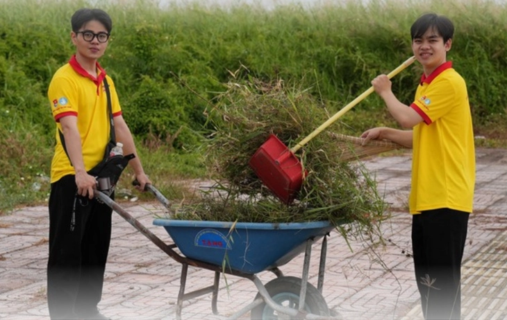 Đón Tết bằng việc tử tế, chiến sĩ xuân tình nguyện lan tỏa 'Tết văn minh' khắp ngõ TP.HCM - Ảnh 4.