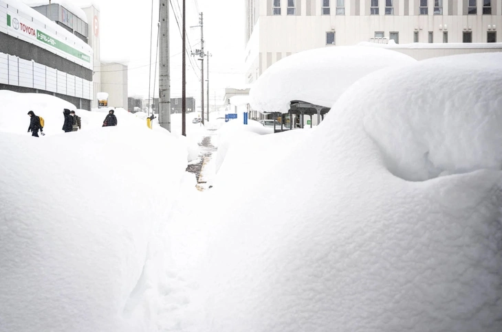 Nhật Bản: Tuyết rơi dữ dội, cụ bà bị vùi dưới tuyết dày 3m - Ảnh 2.