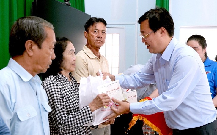 Phó bí thư thường trực Lê Quốc Phong thăm tết Đồng Tháp, tặng 1,5 tỉ đồng chăm lo cho bà con - Ảnh 4.
