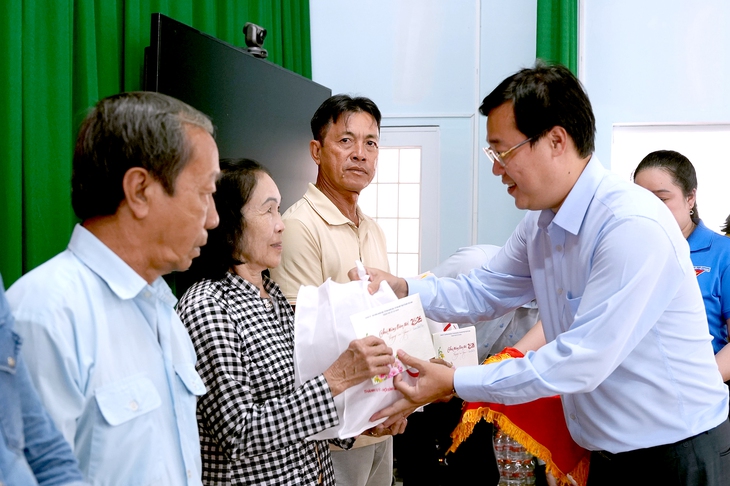 Phó bí thư thường trực Lê Quốc Phong thăm, chúc Tết Vĩnh Long, trao 500 triệu đồng chăm lo người dân - Ảnh 4.