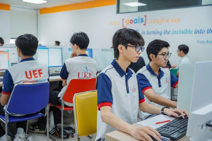 Thí sinh có cơ hội nhận học bổng sớm ngành công nghệ thông tin UEF - Ảnh 2.