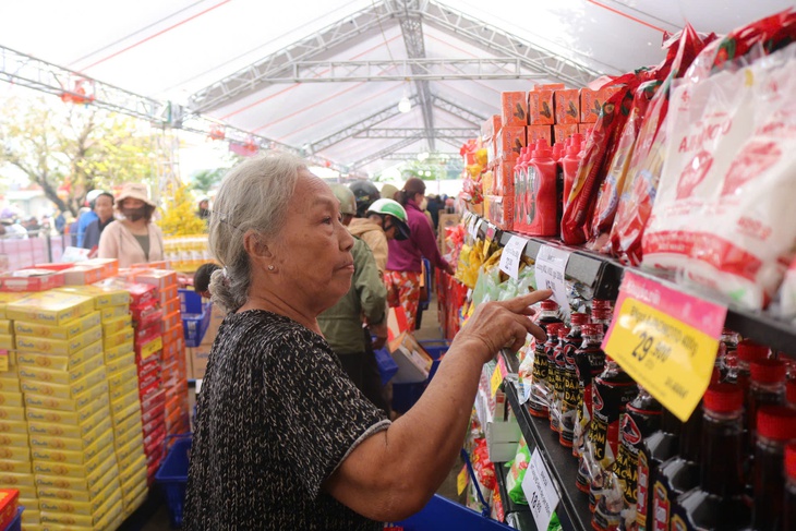 Tết nhân ái đến với đồng bào vùng lũ Đắk Lắk - Ảnh 2.