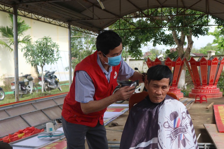 Tết nhân ái đến với đồng bào vùng lũ Đắk Lắk - Ảnh 4.