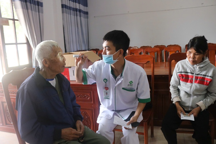 Tết nhân ái đến với đồng bào vùng lũ Đắk Lắk - Ảnh 3.