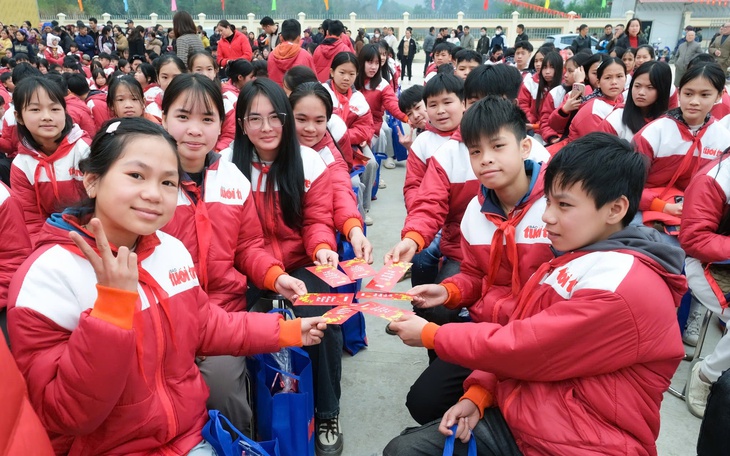 Hơn 1.000 suất quà mang Tết sớm, lì xì đỏ đến với học sinh Cao Bằng - Ảnh 17.