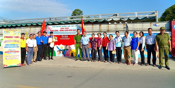 Đón Tết bằng việc tử tế, chiến sĩ xuân tình nguyện lan tỏa 'Tết văn minh' khắp ngõ TP.HCM - Ảnh 7.