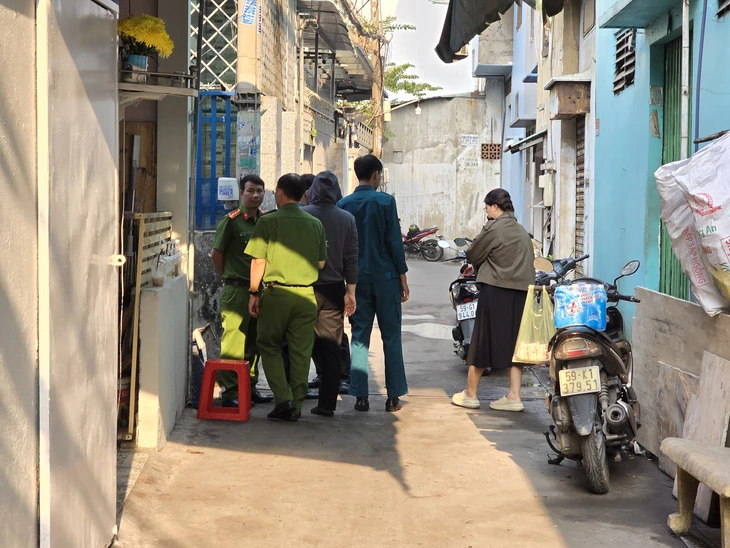 Phó bí thư Thành ủy TP.HCM Nguyễn Phước Lộc thăm hỏi người thân nạn nhân vụ cháy nhà đường Tô Ký - Ảnh 3.