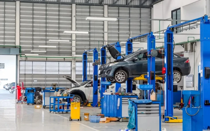 Xe điện sát vụ nổ tên lửa ở Israel, không ai tử vong, cabin vẫn gần như nguyên vẹn - Ảnh 2.