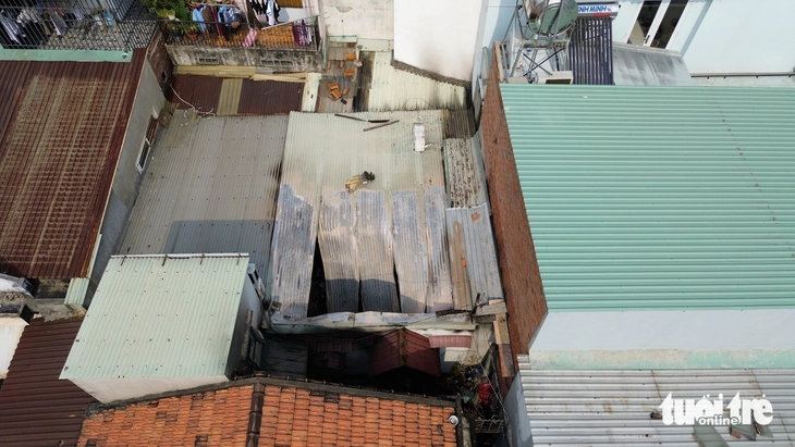 Phó bí thư Thành ủy TP.HCM Nguyễn Phước Lộc thăm hỏi người thân nạn nhân vụ cháy nhà đường Tô Ký - Ảnh 2.