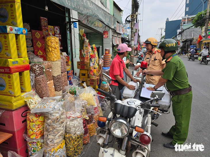 Sau phản ánh của Tuổi Trẻ, xử lý lấn chiếm vỉa hè quanh chợ Hạnh Thông Tây, đường Quang Trung - Ảnh 6.