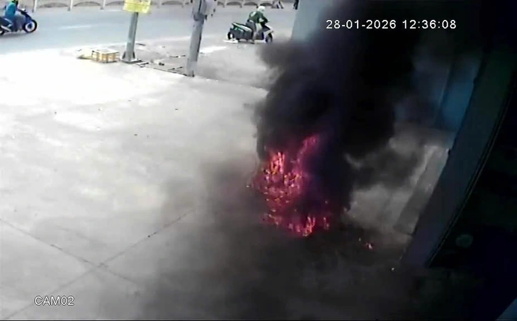 Khởi tố đối tượng ném 'bom xăng' vào nhà người khác để trả thù - Ảnh 2.