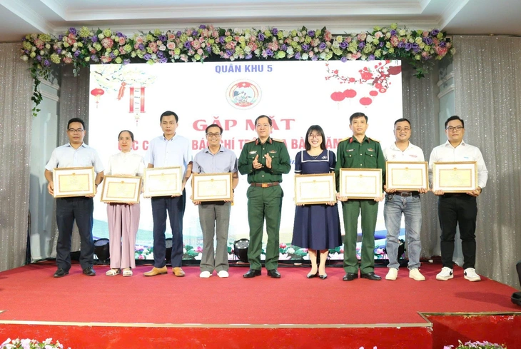 Văn phòng đại diện báo Tuổi Trẻ tại Đà Nẵng nhận bằng khen của Chính ủy Quân khu 5 - Ảnh 3.