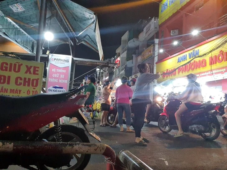 'Cát cứ' vỉa hè, lòng đường trước chợ Hạnh Thông Tây giữ xe trái phép - Ảnh 4.